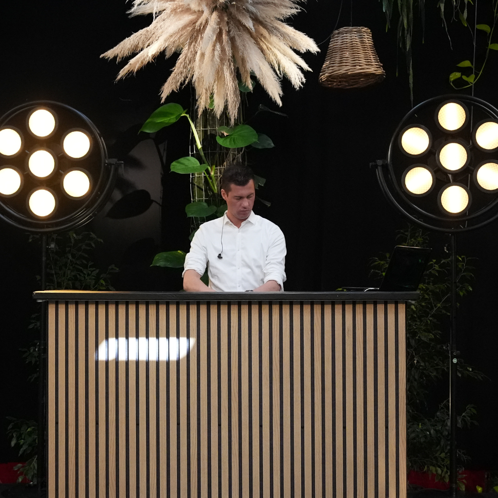 DJ muziek met licht op tuinfeest